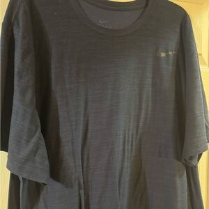 Nike Men's Navy Blue T-Shirt size